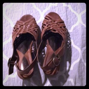 Tan open-toed wedges
